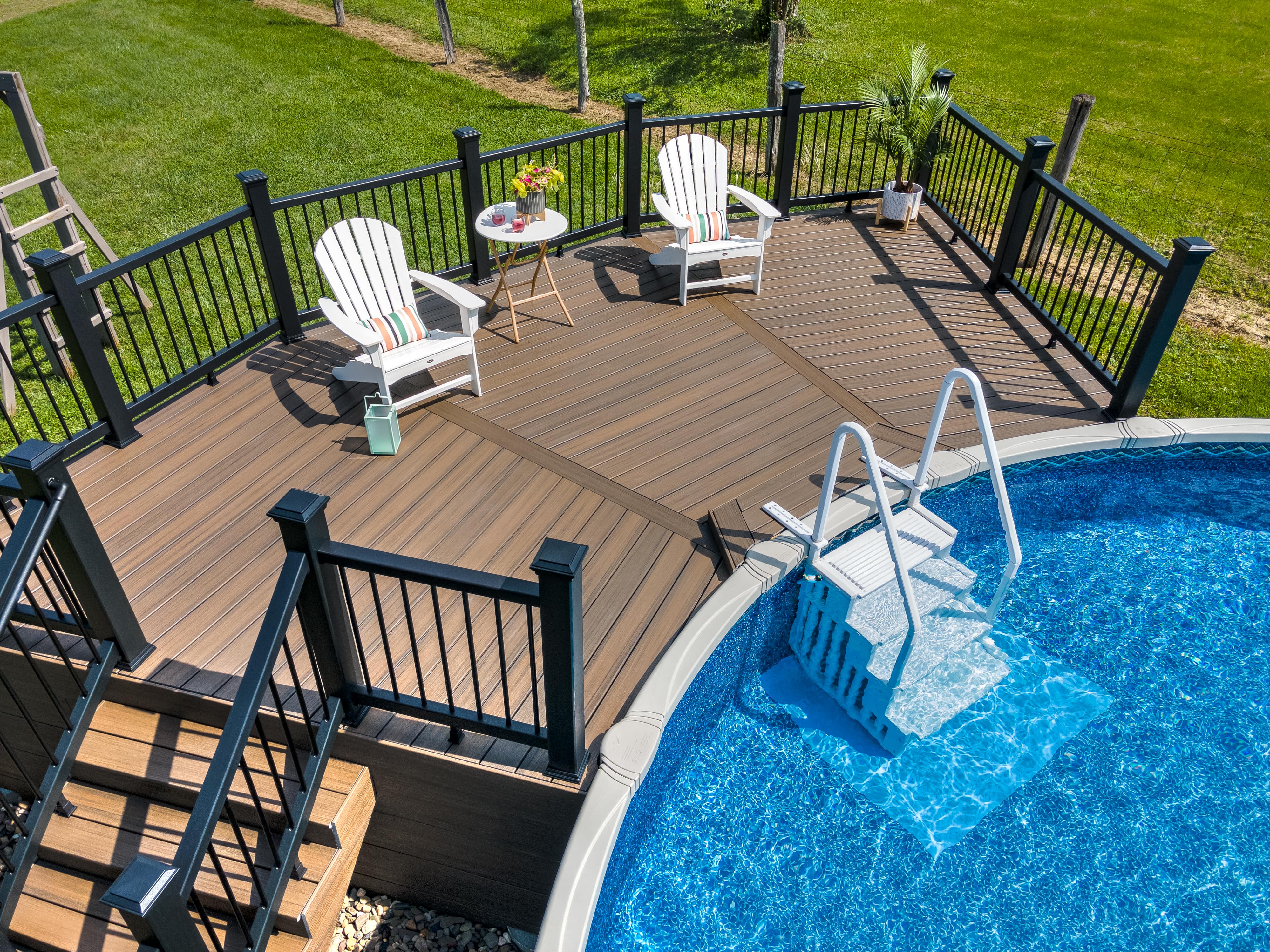 Above ground pool outlet deck with privacy fence