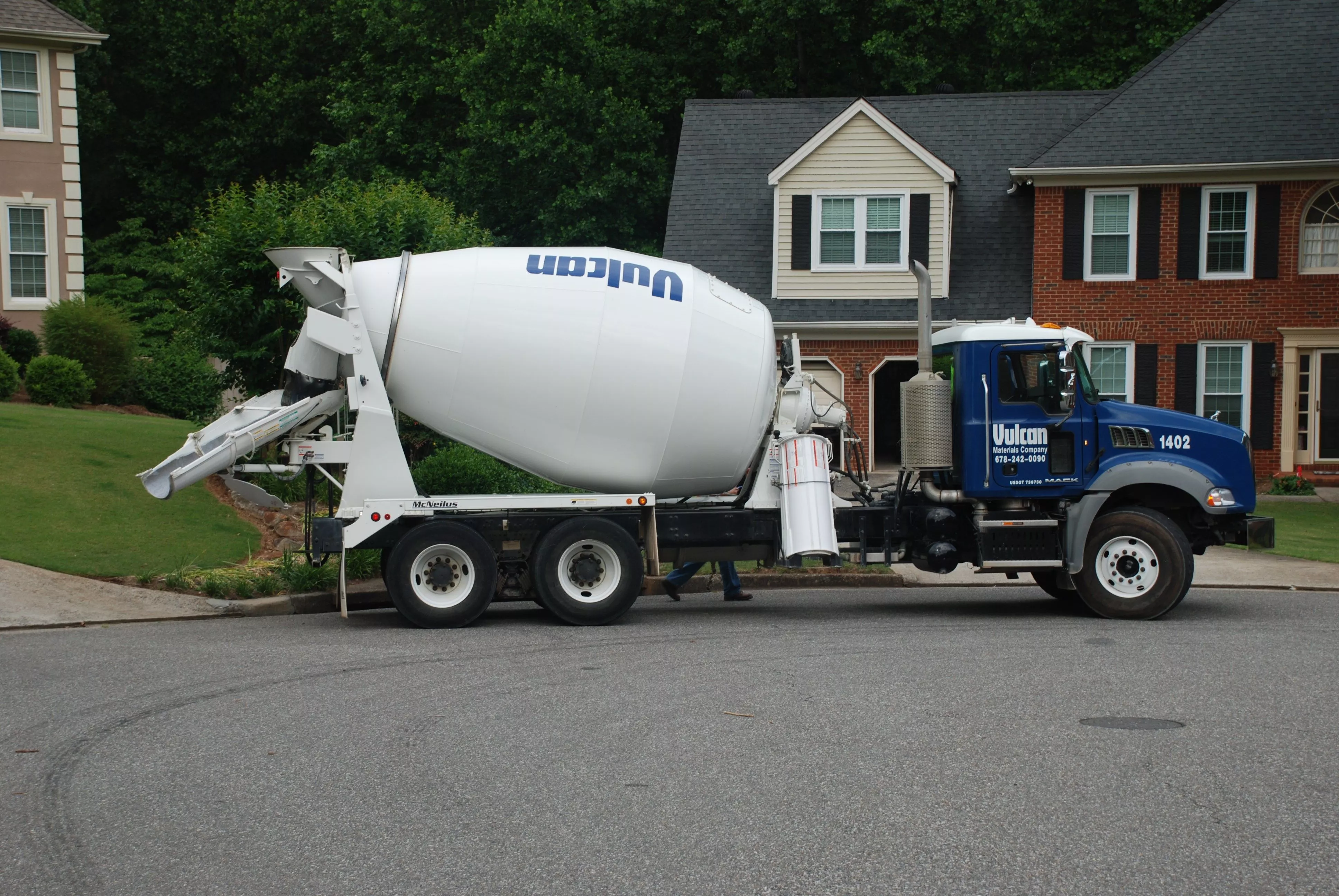 how many cubic yards can a concrete truck hold