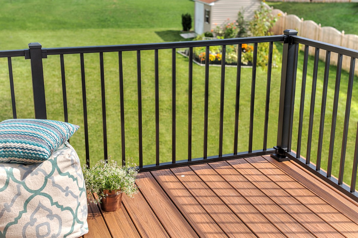 Top 18 Deck Railing Ideas Designs Decks Com   19100816515240 